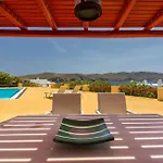 בית נופש Cosy Three Bedroom In Agios Sostis *